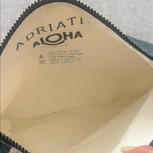 ALOHA Collection Green and Cream Travel Bag - Picture 8 of 9